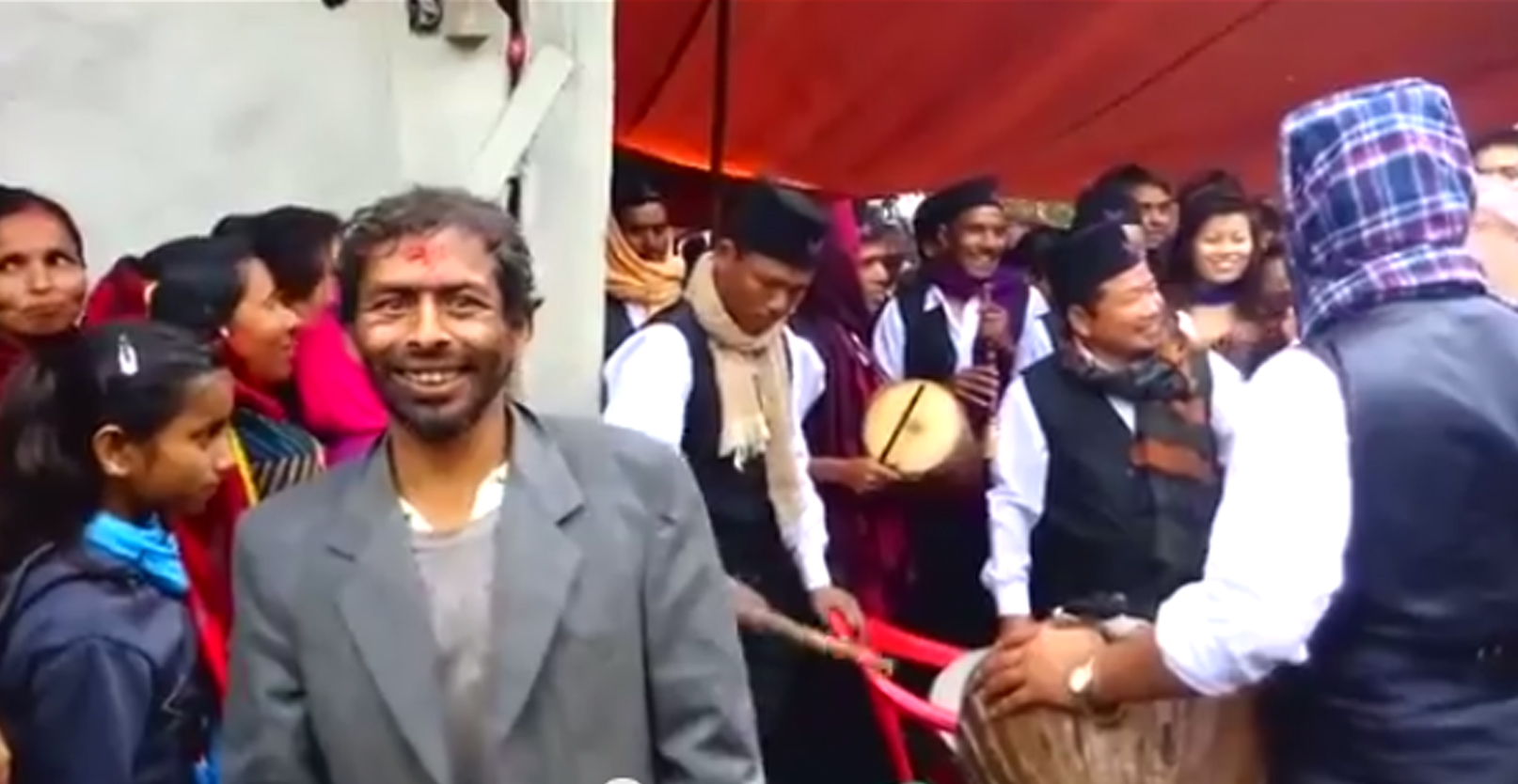 बिन्दास रक्सी प्रेमी (हेर्नुस रमाइलो भिडियो)